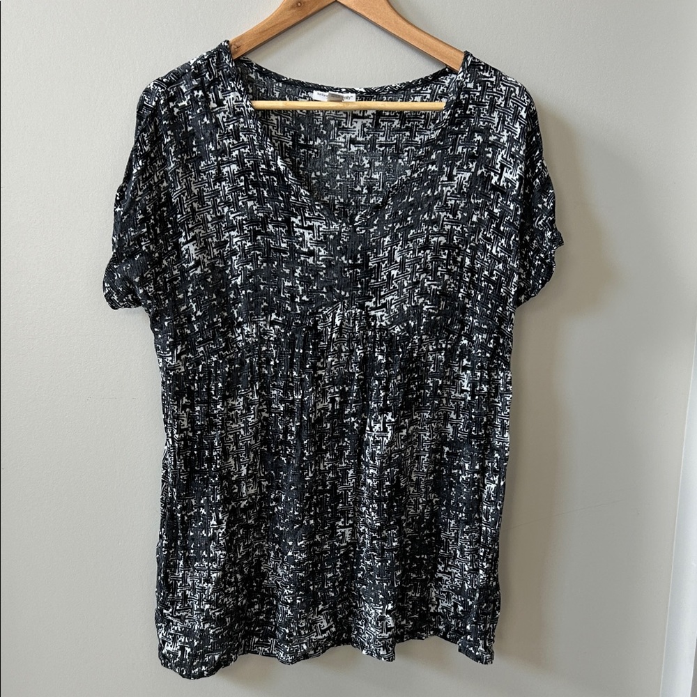 Liz Lange Black and White Patterned Maternity Blouse